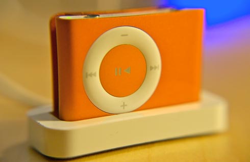 Orange iPod Shuffle in Dock (photo by tunequest)